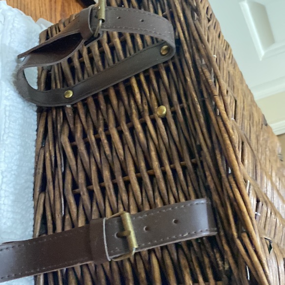 Pottery barn picnic basket - Picture 15 of 16